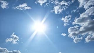 zon en wolken in de lucht