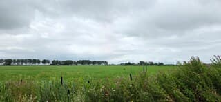 Regenwolken en wind boven de Groninger landerijen 