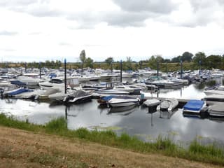 Druk in de jachthaven. Bewolkt.