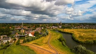 Dor gras en donkere wolken zonder regen in Terheijden.