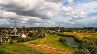 Dor gras en donkere wolken zonder regen in Terheijden.