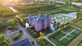 Kasteel Assumburg in de ochtend zon 