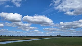 zon en wolken einde middag