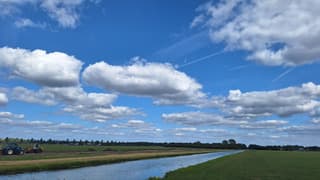 blauwe lucht met witte wolken