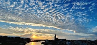 Mooie wolkenluchten tijdens de zonsondergang 