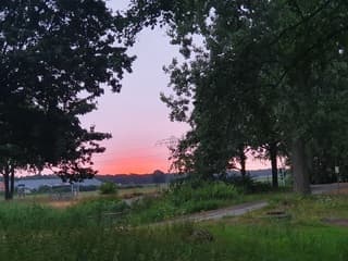 Een mooi begin van de dag gehuld in ochtendrood 