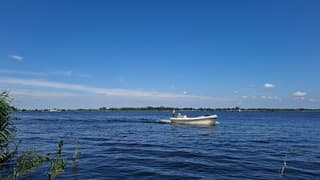 Heerlijk vaarweer, mensen genieten op het water