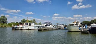 Blauw en zon bewolkte lucht boven de provincie Groningen 