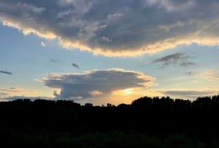 De zon komt op met bewolking. 