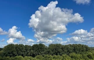 Vriendelijke wolken met veel zonneschijn 