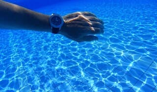Verkoeling onder water in het zwembad