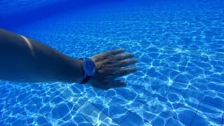 Verkoeling onder water in het zwembad