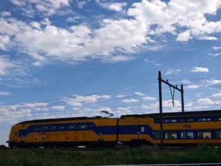 Trein onder een blauwe lucht