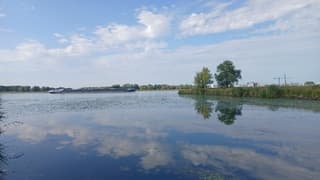 Weerspiegeling wolken in Boven Merwede kanaal 