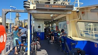 Gezellig druk met fietsers op de pont