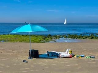 stranddag .....heerlijk windje staat er op het strand...