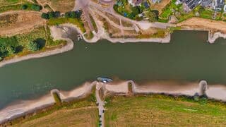 De veerpont tussen Dieren en Olburgen vaart momenteel niet door de lage waterstand in de IJssel