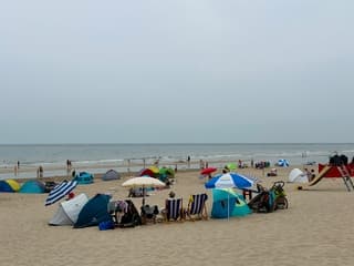 Bewolkt strandweer.