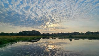 Mooi wolken dek beetje oranje lucht