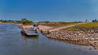 De veerpont tussen Dieren en Olburgen vaart momenteel niet door de lage waterstand in de IJssel