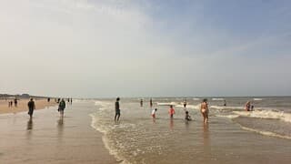 Begin van de middag wat heiig aan zee 