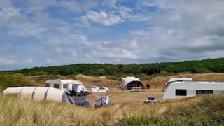 Opklaringen bereiken de camping op Texel 