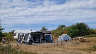 Ondanks de buitjes kurkdroog op de camping 