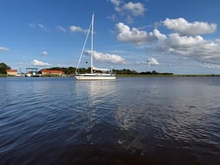 Schapenwolken aan een blauwe lucht boven Lemmer