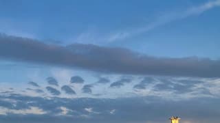 Wolkenlucht halverwege de avond 