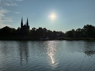 Opkomende zon boven laagstaande Maas