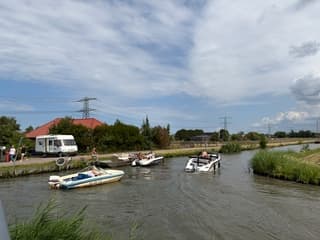 Druk bootjes bewolking 