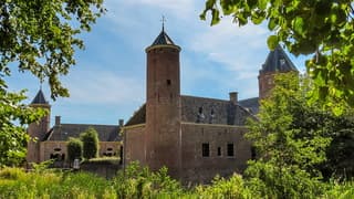 Zonnig en warm, lichte  wolkensluiers