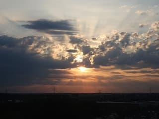 Opkomende zon met zonneharpen