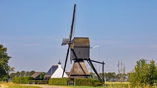Oostmolen voor blauwe lucht