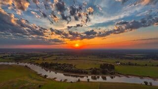 Zonsondergang met toenemende bewolking 