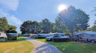 Wat een mooie zonnige dag op de camping.