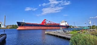 Schip vaart door het Noordzeekanaal bij Ijmuiden 
