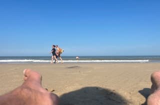 Wat kan een bijna leeg strand op zo’n mooie zomerse dag toch heerlijk zijn. 