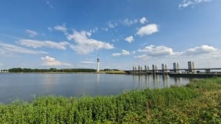 Wolkenvorming boven de houtribsluizen/IJsselmeer