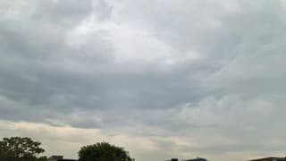 Het is broeierig warm bij zeer weinig wind. 