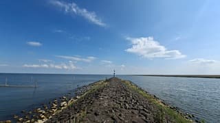 Wolken ontstaan boven IJsselmeer/Markermeer, houtribdijk