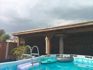 regenwolk boven zwembadje
