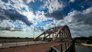 Blauwe lucht bij de Waalbrug