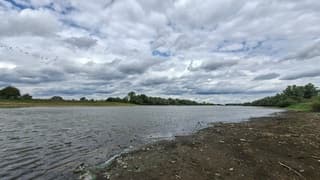 Drooggevallen deel van de rivier de IJssel, bewolking