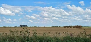 Blauw bewolkte lucht en wind boven de Groninger landerijen 