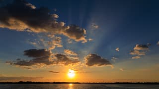 Zonnestralen bij zonsondergang