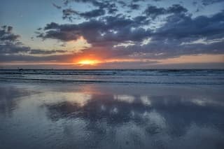 Wolkenspiegeling in zee