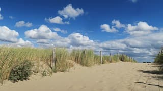 Stapelwolken boven strandovergang 