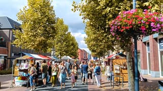 Deze zomermarkt lijkt aan de bladeren te zeggen een herfstmarkt