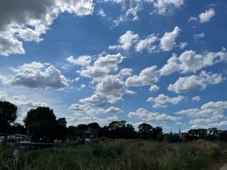 Blauwe lucht en wolkjes